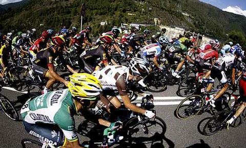 Los ciclistas, a su paso por la localidad de Os Peares, ayer a mediod�a,. 