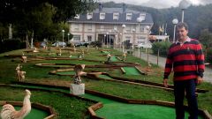 Garc�a Almeida, en el campo de mini-golf que hay en el acceso al hotel