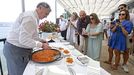 Uno de los camareros del Gran Talaso Hotel Sanxenxo sirve los arroces en la terraza del comedor