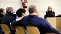 Mar�a del Pilar Fern�ndez, al fondo, durante el juicio celebrado en la secci�n sexta de la Audiencia Provincial de A Coru�a.
