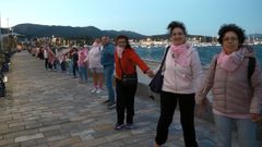 Una cadena rosa en A Pobra para visibilizar a los enfermos de c�ncer de mama