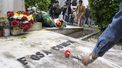 Un hombre observa los nombres de los republicanos represaliados por el franquismo en el panten republicano del Cementerio de El Sucu, en Gijn