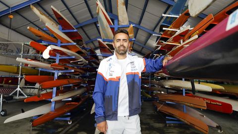 Luis Busto, na nave de piraguas das instalaci�ns do As Torres-Romar�a Vikinga de Catoira.