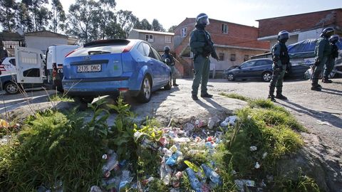 Operativo antidroga de la Guardia Civil en el poblado de O Vao