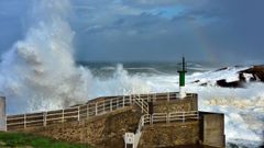 Imagen de archivo del puerto de Rinlo con temporal