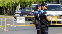 Dos agentes de la Polica Local frente a las vallas que cerraban durante las fietas del ao pasado el paso al estacionamiento del Parque dos Condes