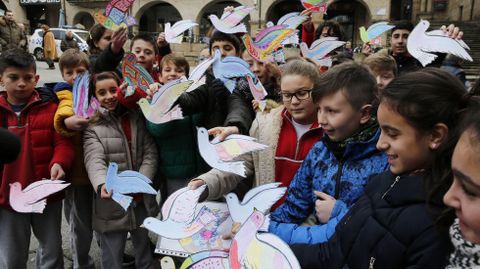 Paz Ourense.Lectura de manifiesto y suelta de globos en la praza Maior de Ourense