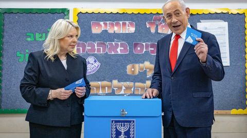 El primer ministro israel�, Benjamin Netanyahu y su esposa, Sara, a punto de votar en un colegio electoral de Jerusal�n