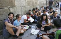 Este grupo sevillano, que lleg� ayer a Santiago, durmi� al raso la noche del 24 en O Pino.  