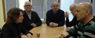 <span lang= es-es >Barc�n y los �ecobarrios�</span>. La portavoz del PSOE se reuni� con vecinos de Fe�ns y reiter� su plan de �ecobarrios� para el uso de energ�as alternativas, el reciclaje y la rehabilitaci�n de vivienda. 