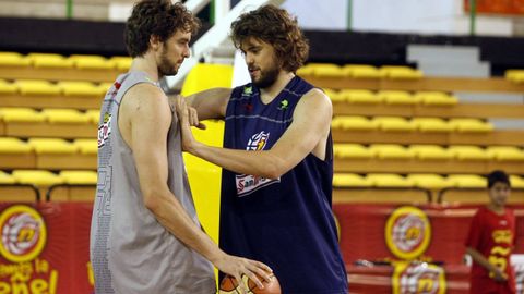 Imagen de archivo de los hermanos Gasol, en la ltima visita de la seleccin espaola de baloncesto a Ourense en el 2008