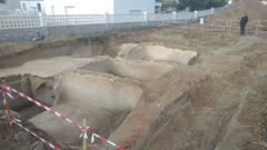 La excavaci�n, en una finca privada al pie del paseo de la playa de A Concha, ha despertado el inter�s de los vecinos