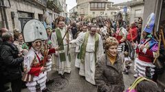 Domingo corredoiro y oleiro.En Ver�n, los cigarrones esperan a los feligreses a la salida de la misa