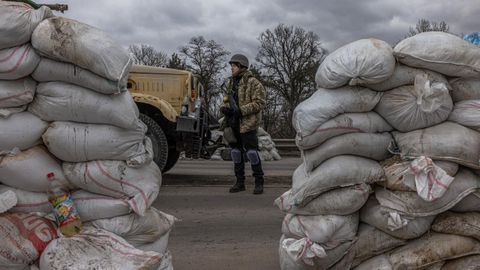 Soldado ucraniano en un punto de control a la entrada de Kiev