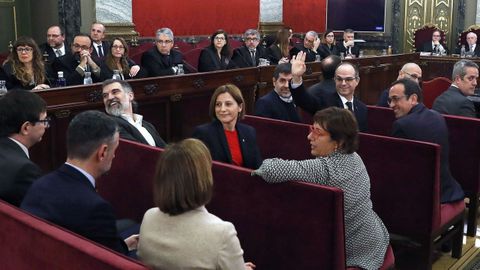 Jordi Turull -que en la foto saluda con la mano a Torra en la primera sesi�n del juicio� ser� el acusado que preste declaraci�n esta ma�ana, con la que comenzar� la segunda semana de la vista oral.