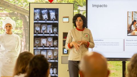 Una docente del Carlos Oroza, este jueves, explica el proceso de creaci�n de los bocados responsables