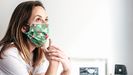 Silvia Gonz�lez posa desde su casa con una mascarilla