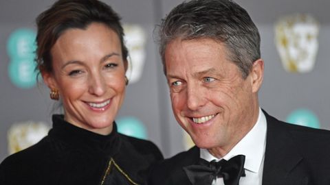 El actor Hugh Grant y su esposa, Anna Eberstein, a su llegada a la gala de los Bafta