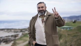 Rober Bodegas paseando pola praia de Razo, en Carballo