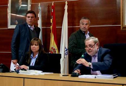 Ca��s (a la izquierda, de pie) abandona el pleno mientras Julio Sacrist�n pide respeto al p�blico.