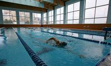 La piscina municipal focense, ubicada en la explanada portuaria, fue inaugurada en el 2007. 