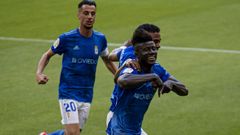 gol Obeng Barcenas Tejera Real Oviedo Racing Carlos Tartiere.Obeng celebra su tanto ante el Racing con B�rcenas y Tejera