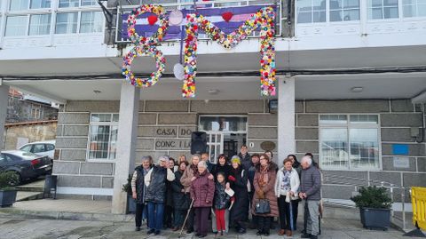 Participantes en el acto del D�a de la Mujer en Castro Caldelas, que incluy� la inauguraci�n de un 8M hecho a ganchillo.