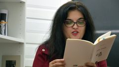 Olga Novo con un ejemplar de su libro �Feliz idade�, que recibi� el Premio Nacional de Literatura del 2020 para obras po�ticas en gallego