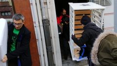 Miembros de ls PAH ayudan a vac�ar el piso tras el desahucio 
