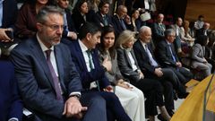 El delegado del Gobierno, Pedro Blanco, conversa con la mujer de Rueda, Marta Coloret, sentada junto a la madre del presidente, Lola de Valenzuela.