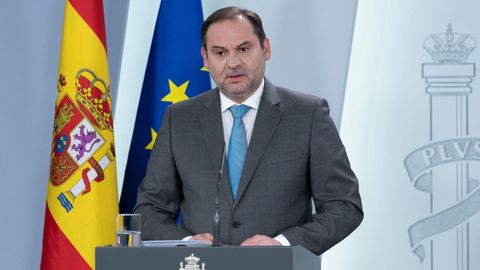 El ministro de Transportes, Movilidad y Agenda Urbana, Jos� Luis �balos, durante una rueda de prensa en la Moncloa