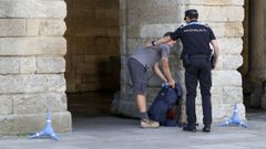 Un polica local, tratando con un peregrino en la compostelana Praza do Obradoiro, en una imagen de archivo.