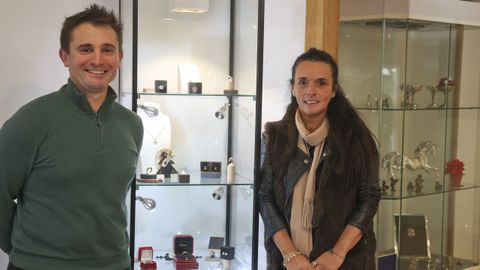 Patricia L&oacute;pez Pena y &Oacute;scar L&oacute;pez Est&eacute;vez posan entre los escaparates de su joyer&iacute;a.