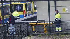 T�cnicos en emergencias sanitarias, en el acceso al hospital Montecelo, en Pontevedra