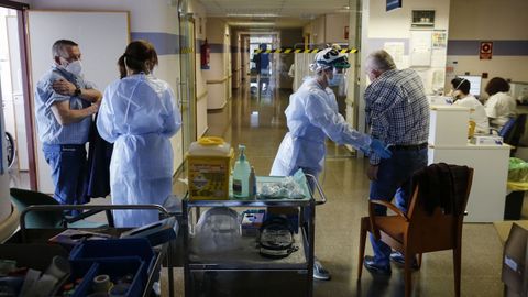 Vacunaci�n de personas de 60 a 65 a�os en el Hospital de Ver�n