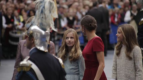 La reina Letizia, la princesa Leonor y la infanta Sofa en el exterior del Teatro Campoamor