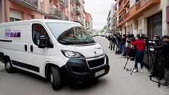 El furg�n traslada el cuerpo de la mujer asesinada por su pareja, un polic�a nacional, este s�bado en Olot