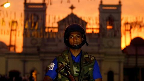 Un soldado vigila la iglesia capitalina de San Antonio, una de las atacadas el domingo