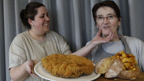 Tamara Rubios y su madre, Felisa Varela, posan con su especialidad de cachopo