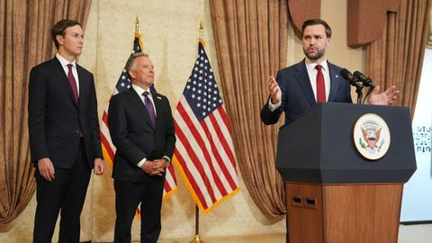 JD Vance comparece tras el fin de las conversaciones ante los otros dos enviados de EE.UU., Steve Witkoff y el yerno de Trump, Jared Kushner