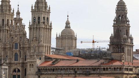 Obras de restauraci�n en los tejados de la catedral de Santiago