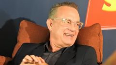 Tom Hanks regal una antigua mquina de escribir al nio australiano