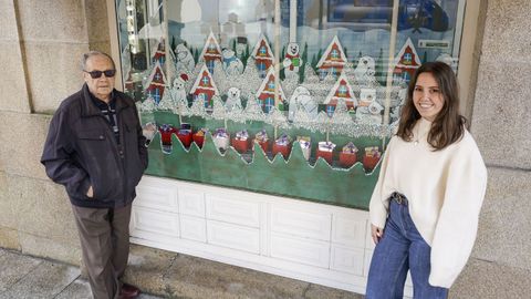 Ana Soto, junto al abuelo Emilio, frente al escaparate del Estanco N� 5 de O Carballi�o