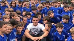 Sa�l Berj�n posa junto a los ni�os del Campus