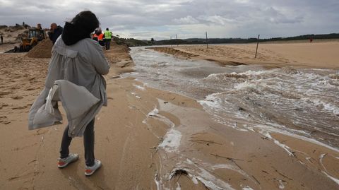 El agua de la laguna corriendo libre hacia el mar en A Frouxeira.