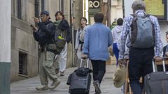 Varios turistas, en el casco histrico de Santiago.