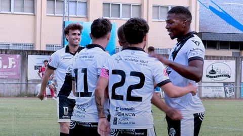 Jugadores del Ourense CF celebran el gol en Calabagueiros.