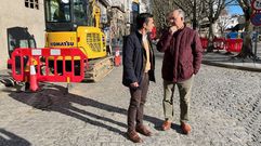 Rey Varela junto al concejal popular Jos� Tom�, el viernes en la calle San Francisco.