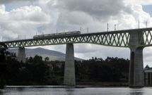 Los viajeros procedentes de Santiago tardar�n menos tiempo en llegar y tendr�n m�s frecuencias. 