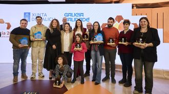 Los autores de las diez mieles premiadas posan con la conselleira Mara Jos Gmez